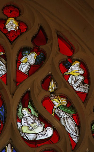 Fenster mit Darstellung von Engelmusikern, Schalmei, Laute, Zither von French School